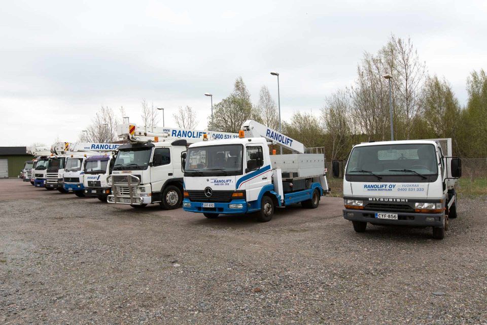 Nostolava-autoja pysäköitynä parkkipaikalla
