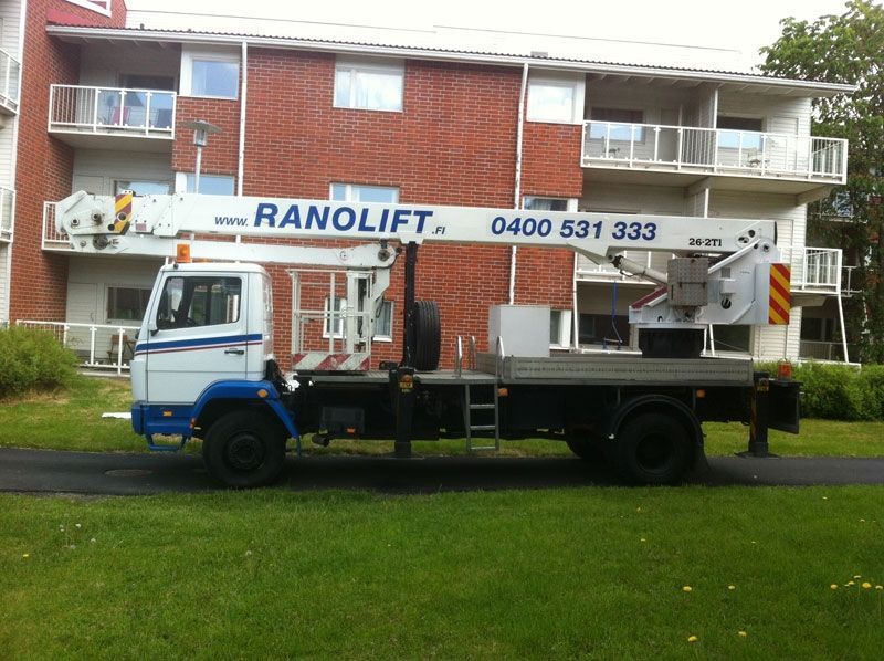 Kuva Nostoauto kerrostalon pihalla, Avaa dialogin