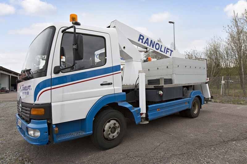 Kuva Kompakti nostoauto pysäköitynä parkkipaikalla, Avaa dialogin