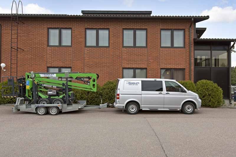 Kuva Pakettiauto vetää henkilönostinta, Avaa dialogin