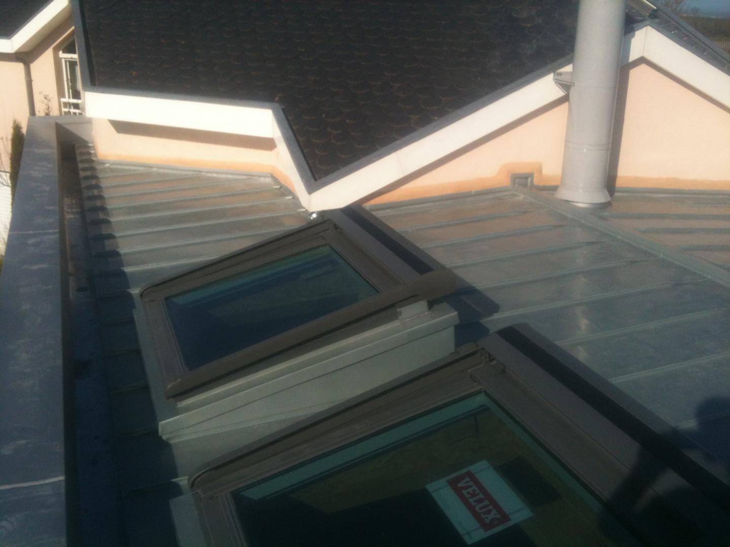 Pose de fenêtre de toit