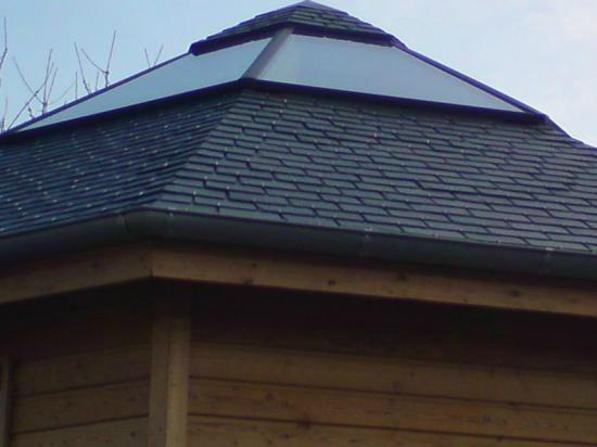 Pose d'ardoises sur un toit pointu