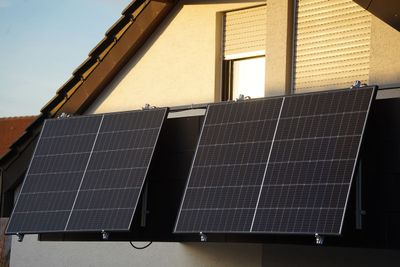 Ein großes Solarpanel vor einem blauen Himmel mit Wolken
