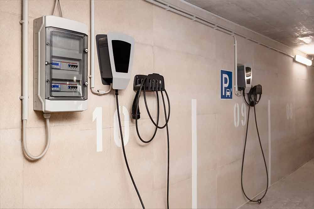 Eine Reihe von Ladestationen für Elektrofahrzeuge in einem Parkhaus.