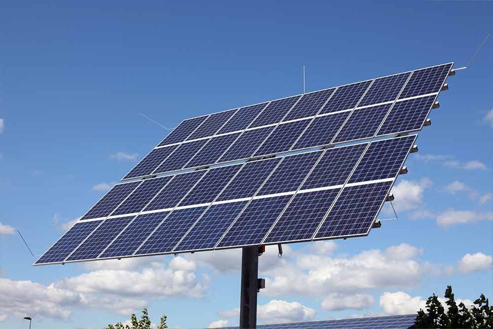 Ein großes Solarpanel vor einem blauen Himmel mit Wolken