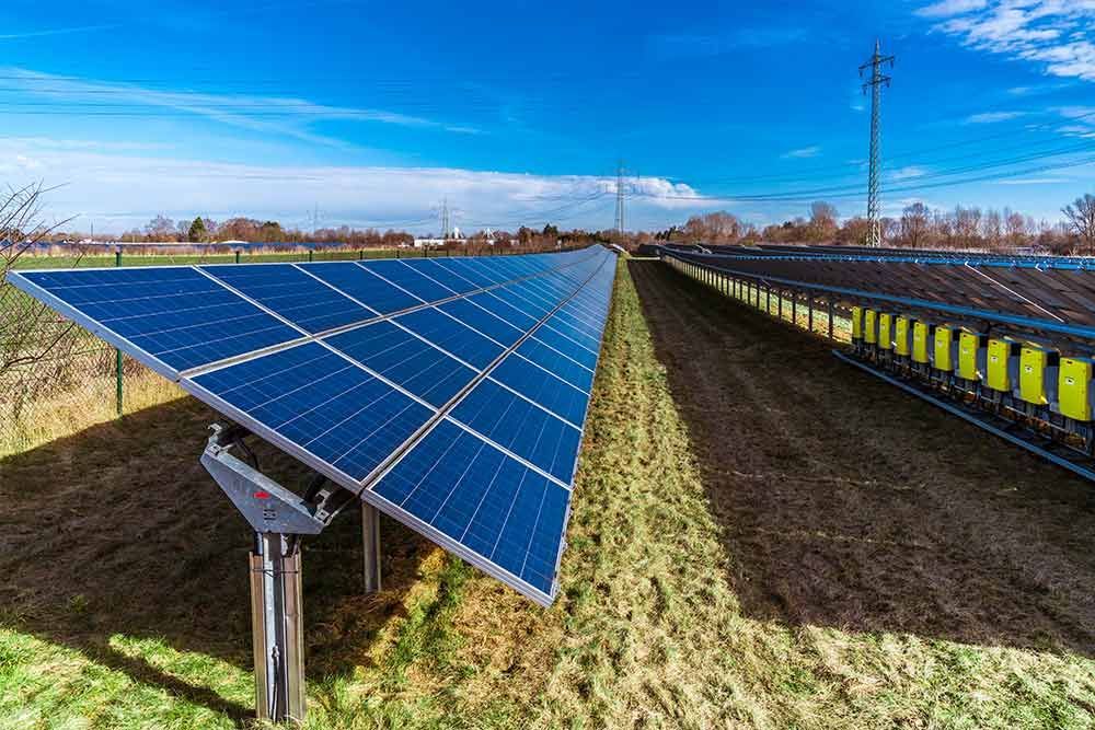 Eine Reihe von Solarmodulen auf einer Wiese.