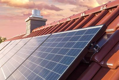 Auf dem Dach eines Hauses befinden sich viele Solarmodule.