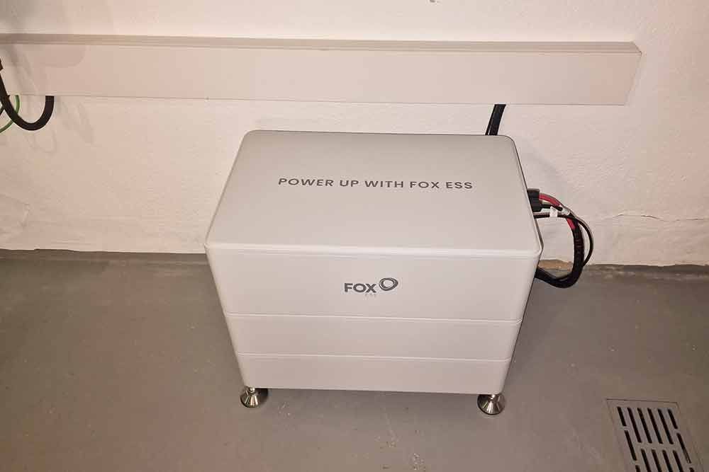 Auf dem Dach eines Hauses befinden sich viele Solarmodule.