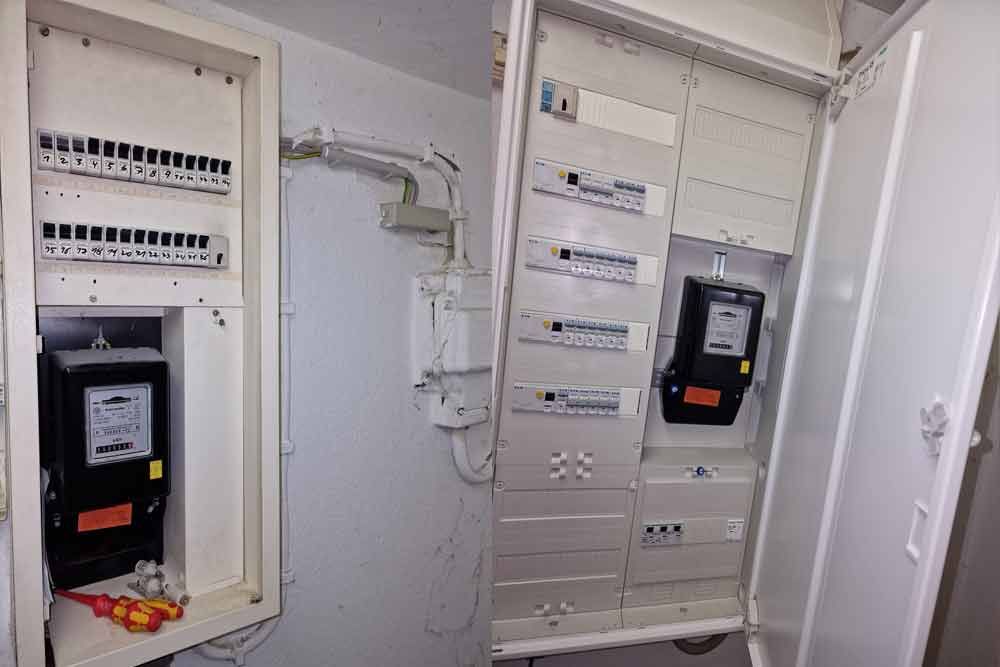Ein Bild eines Sicherungskastens mit einem Messgerät darin.