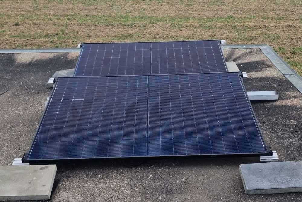 Eine Gruppe von Solarmodulen liegt auf dem Boden