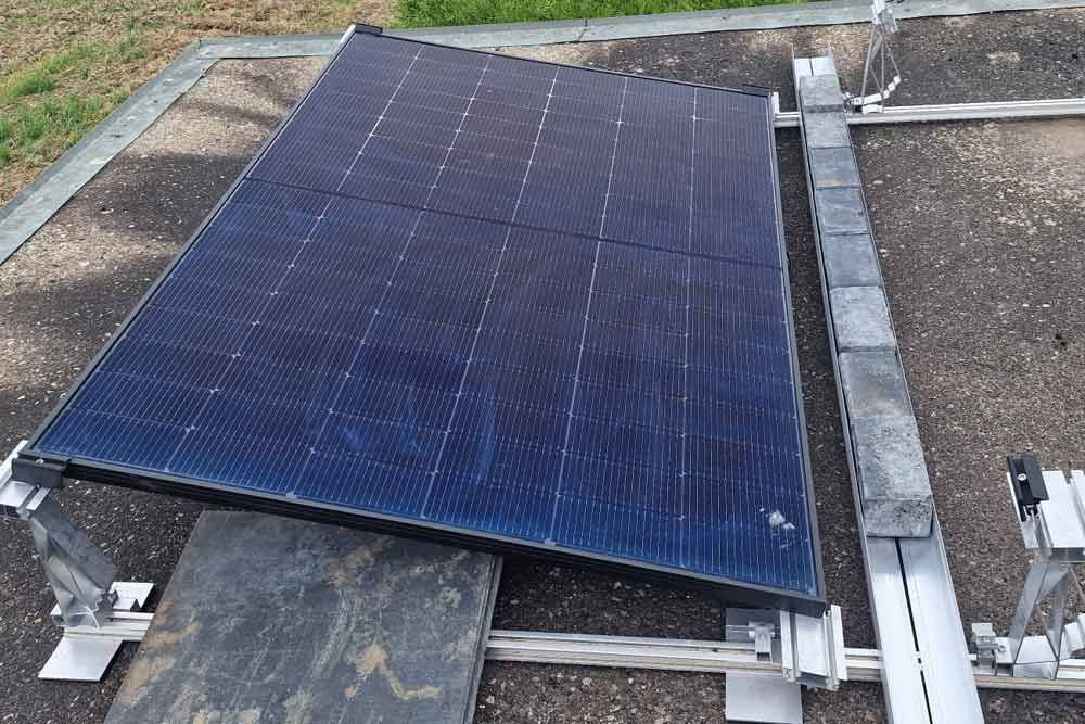 Auf einer Betonoberfläche befindet sich ein Solarpanel.