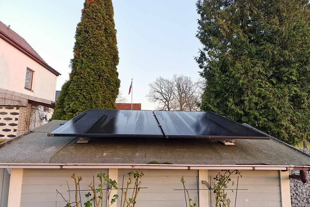 Auf dem Dach einer Garage befindet sich ein Solarpanel.