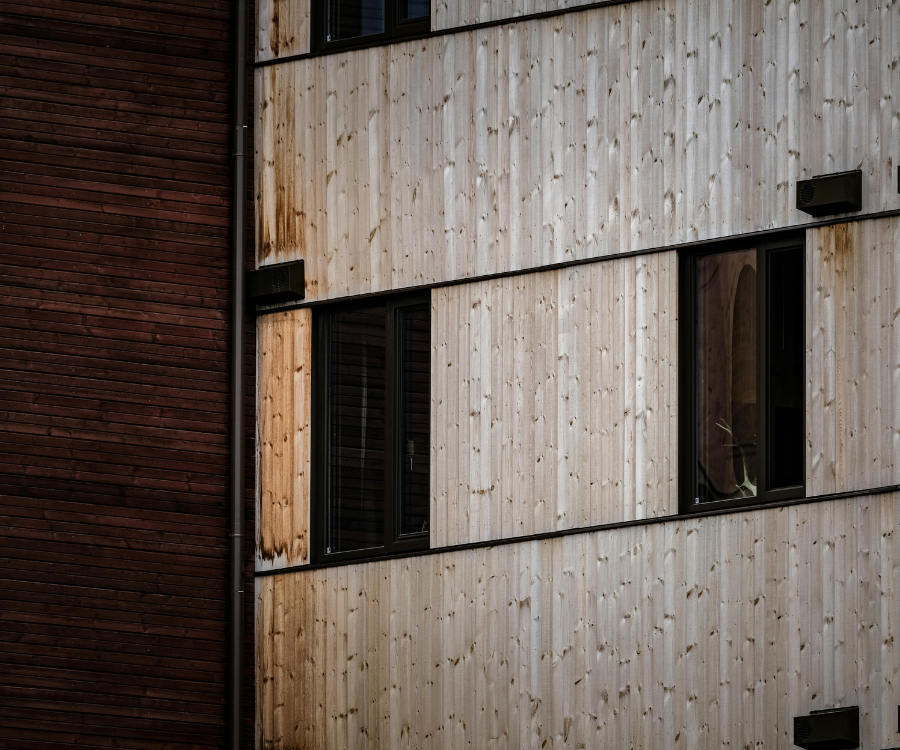 Un gros plan d'un bâtiment en bois avec beaucoup de fenêtres.
