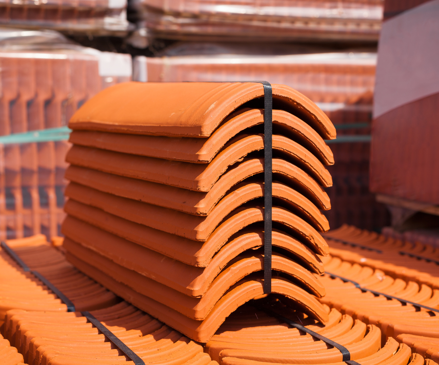 Une pile de tuiles est attachée ensemble avec une sangle noire