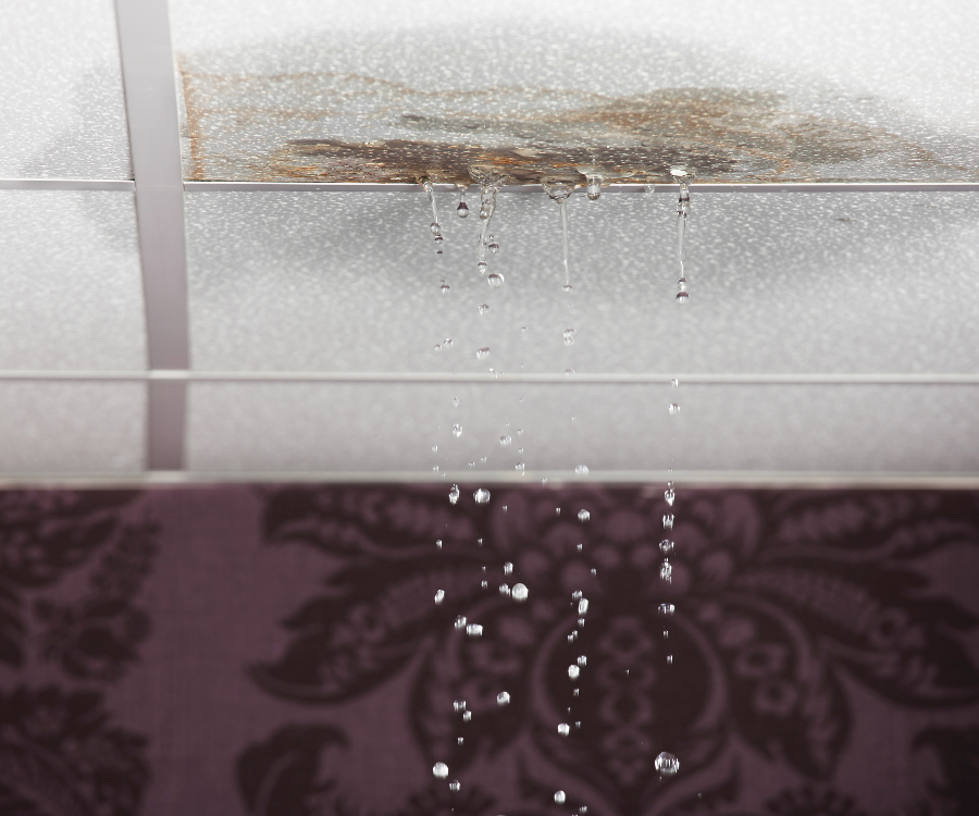 De l'eau coule du plafond d'une pièce