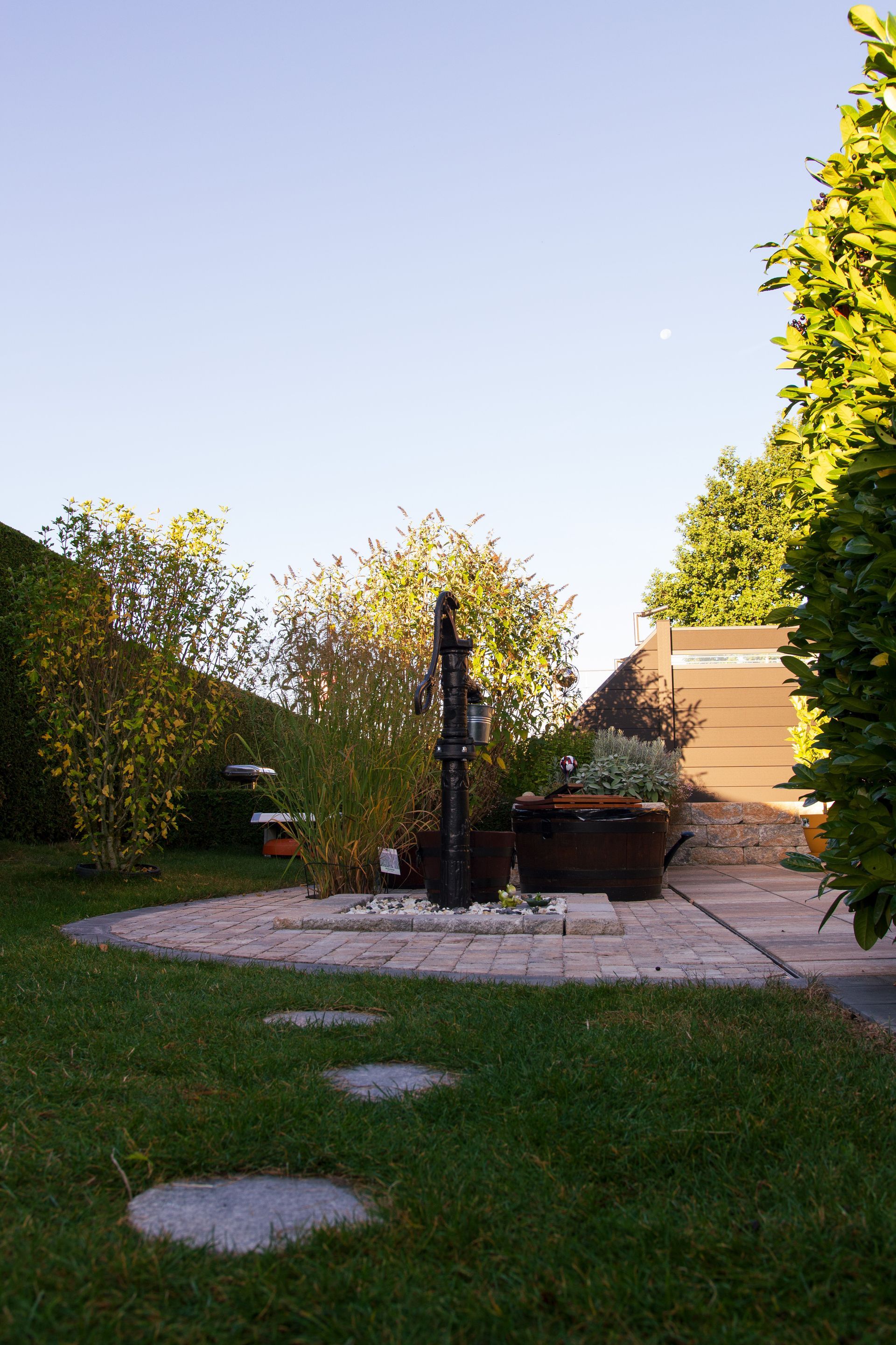 Terrasse mit Feuerplatz und Schaukelbank, eingerichtet durch Tirschmann Garten- und Landschaftsbau