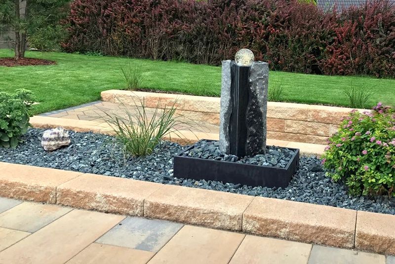 Von Tirschmann Garten- und Landschaftsbau angelegter Brunnen im Garten