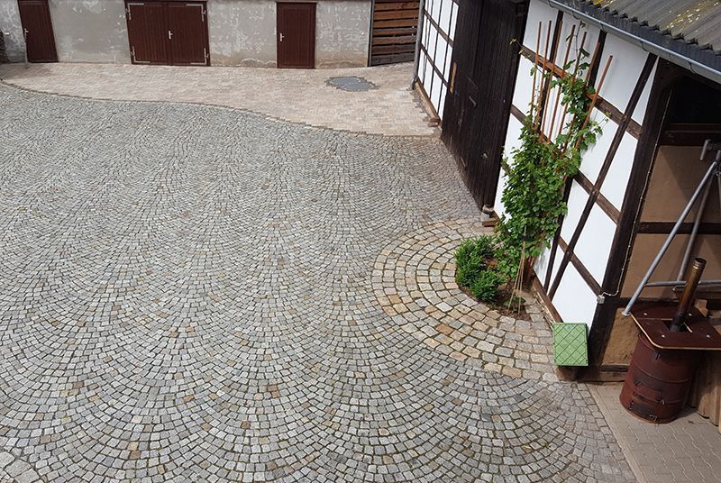 Von Tirschmann Garten- und Landschaftsbau angelegte Außenanlage