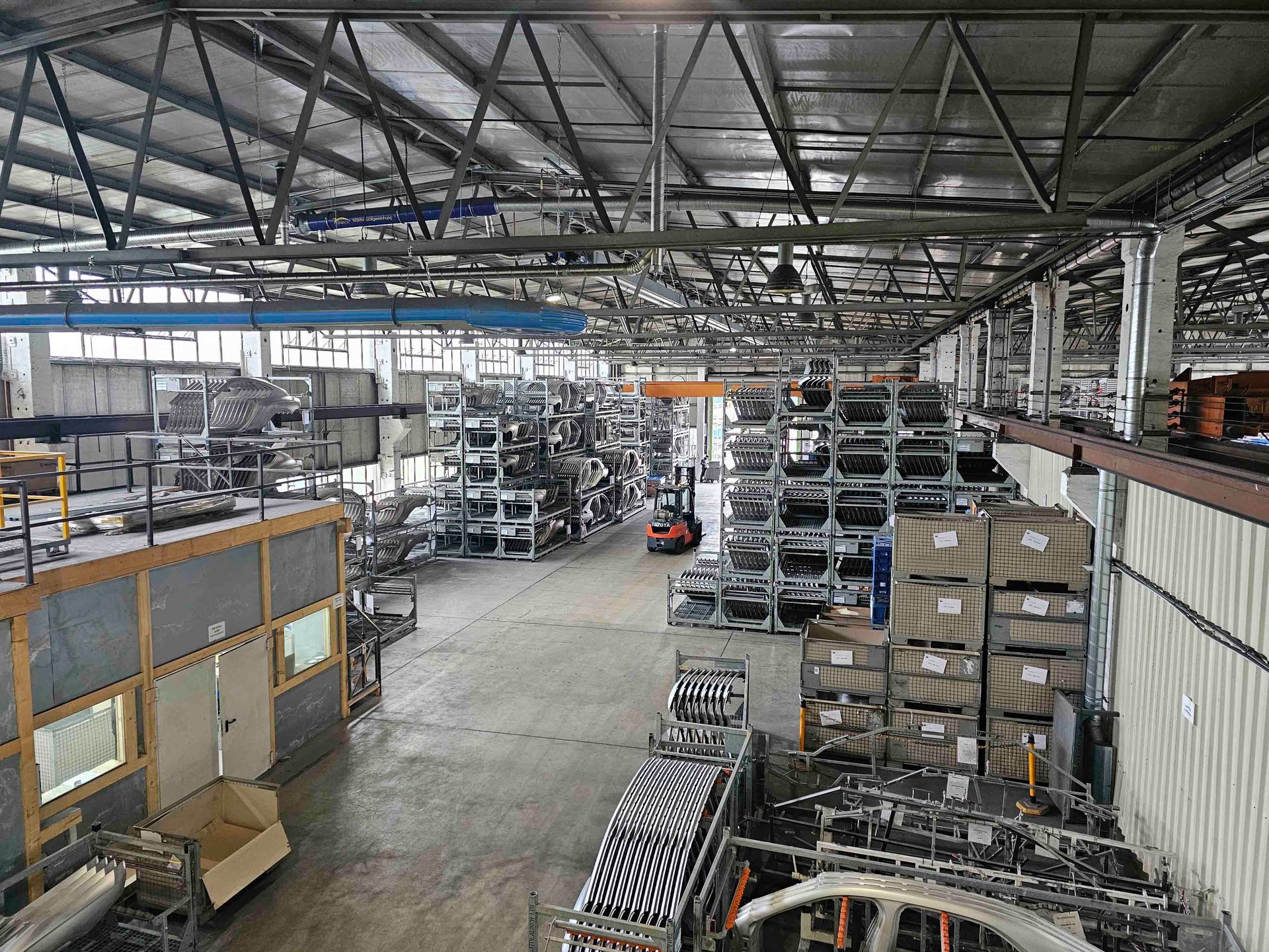 Eine Luftaufnahme einer großen Lagerhalle voller Kisten.