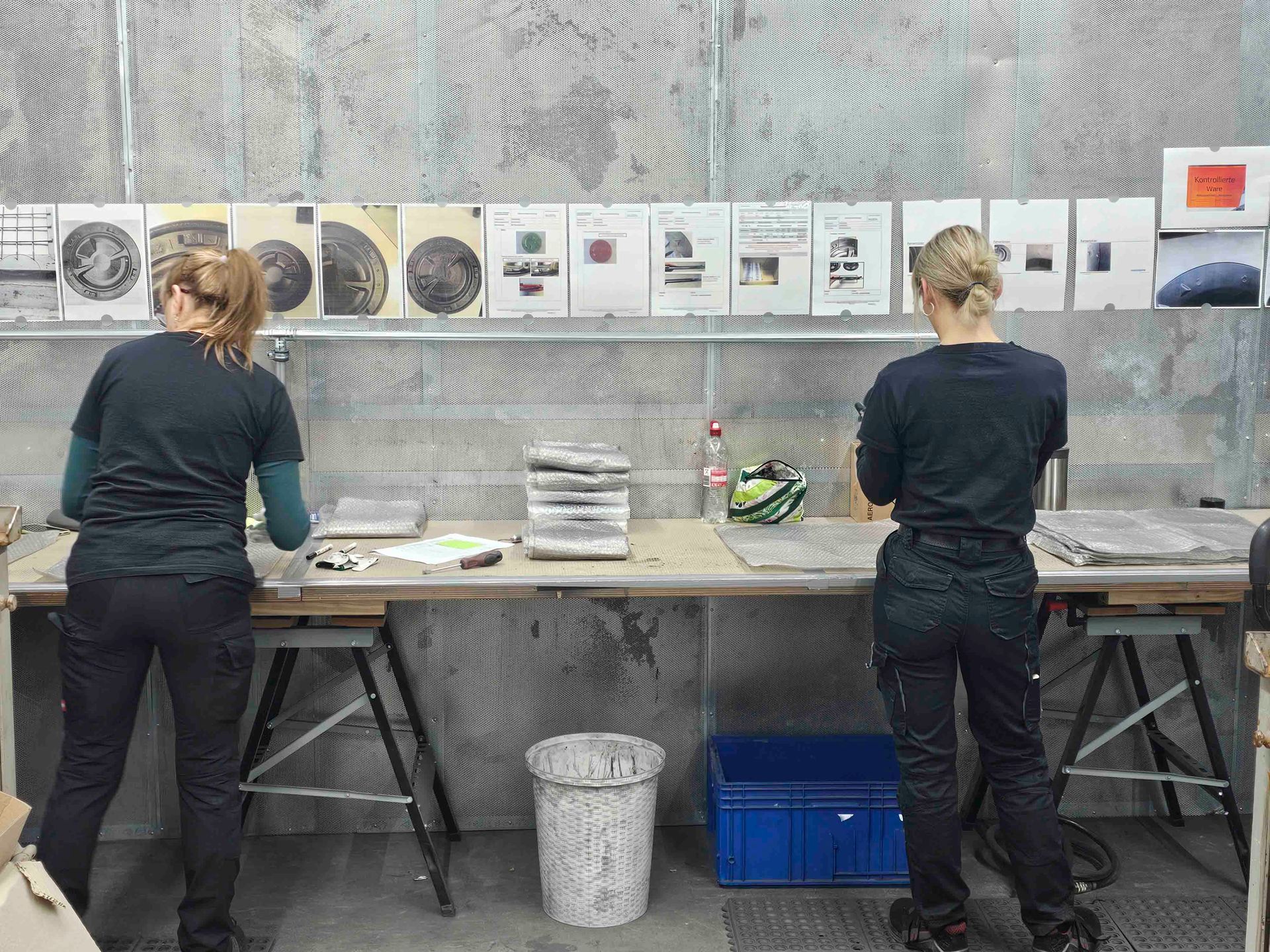 Zwei Frauen arbeiten an einem Tisch in einer Fabrik.