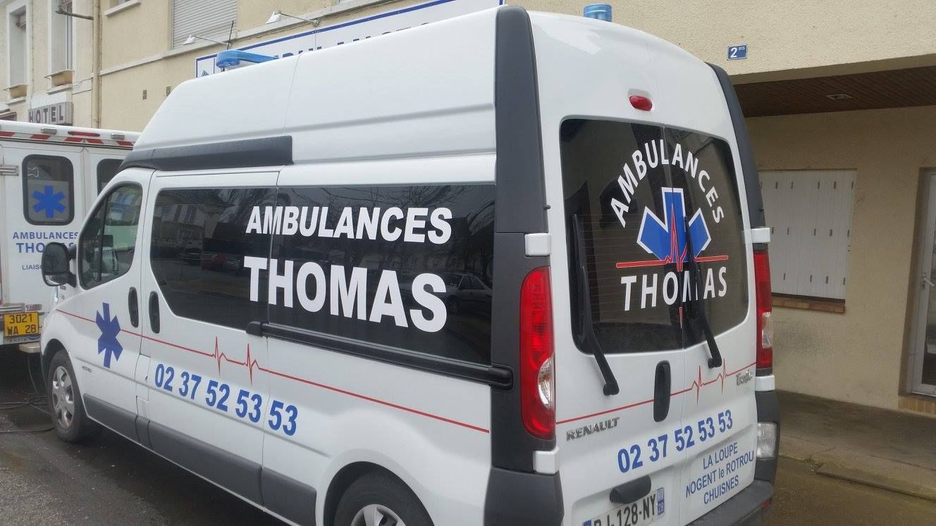 Deux ambulances Thomas de dos garées le long du trottoir