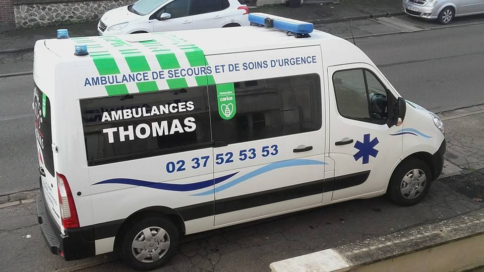 Vue du dessus sur une ambulance Thomas garée sur le trottoir