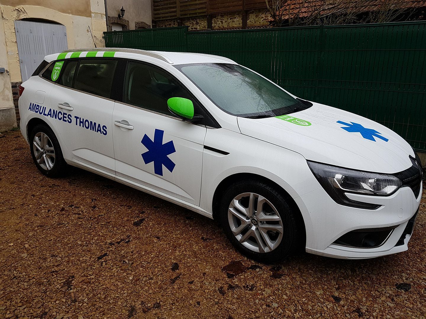 Véhicule médical des Ambulances Thomas garé chez un particulier