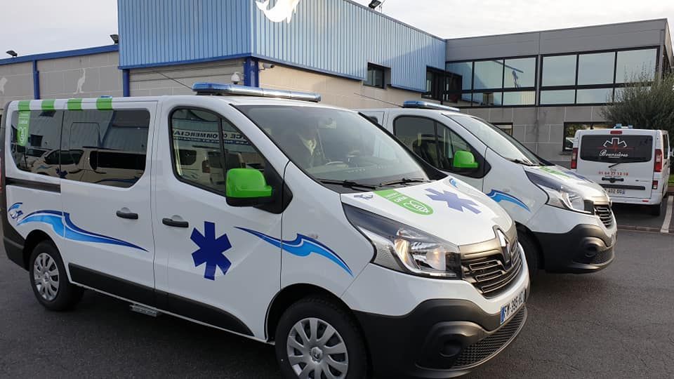 Deux Ambulances Thomas garées sur un parking