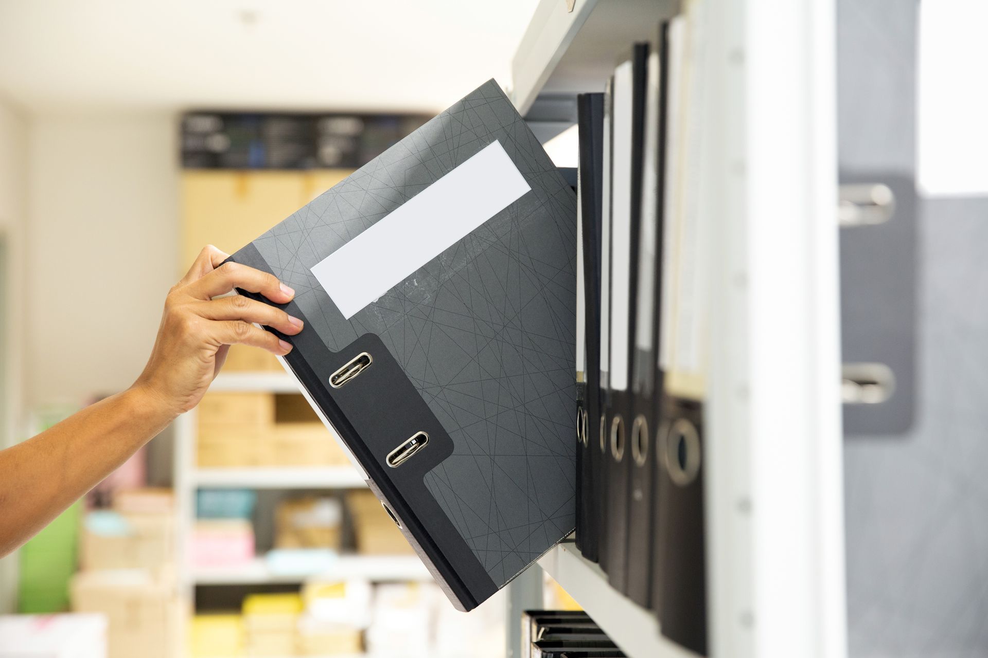 Main prenant un classeur