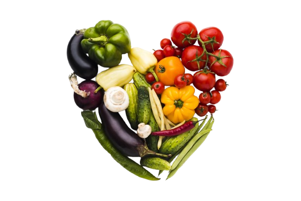 Un corazón hecho de verduras sobre un fondo blanco.