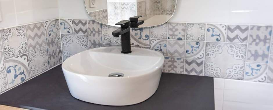 Nouveau meuble de salle de bains avec une vasque