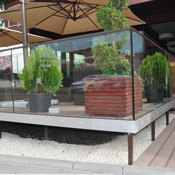 Terrasse mit Glas umbrüstet