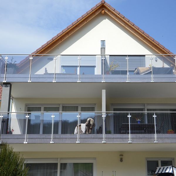 zwei Terrassen an Einfamilienhaus mit Glasbrüstungen