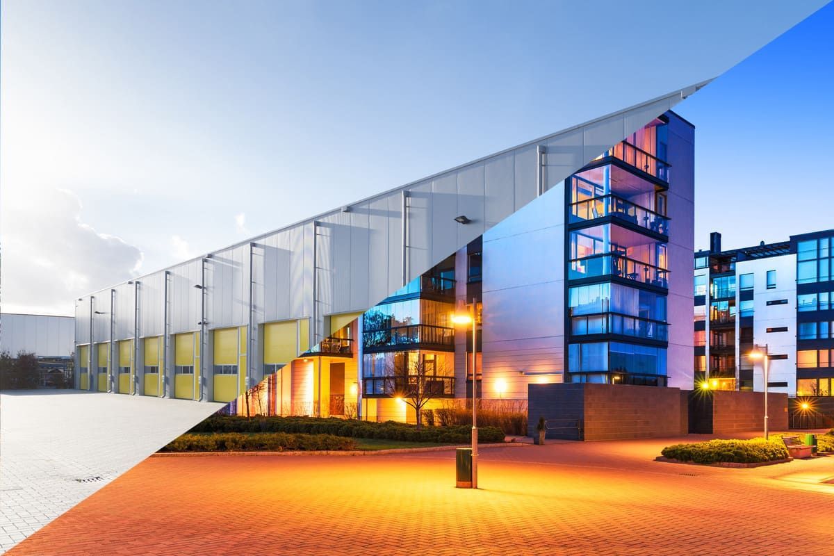 Double photo d'un bâtiment