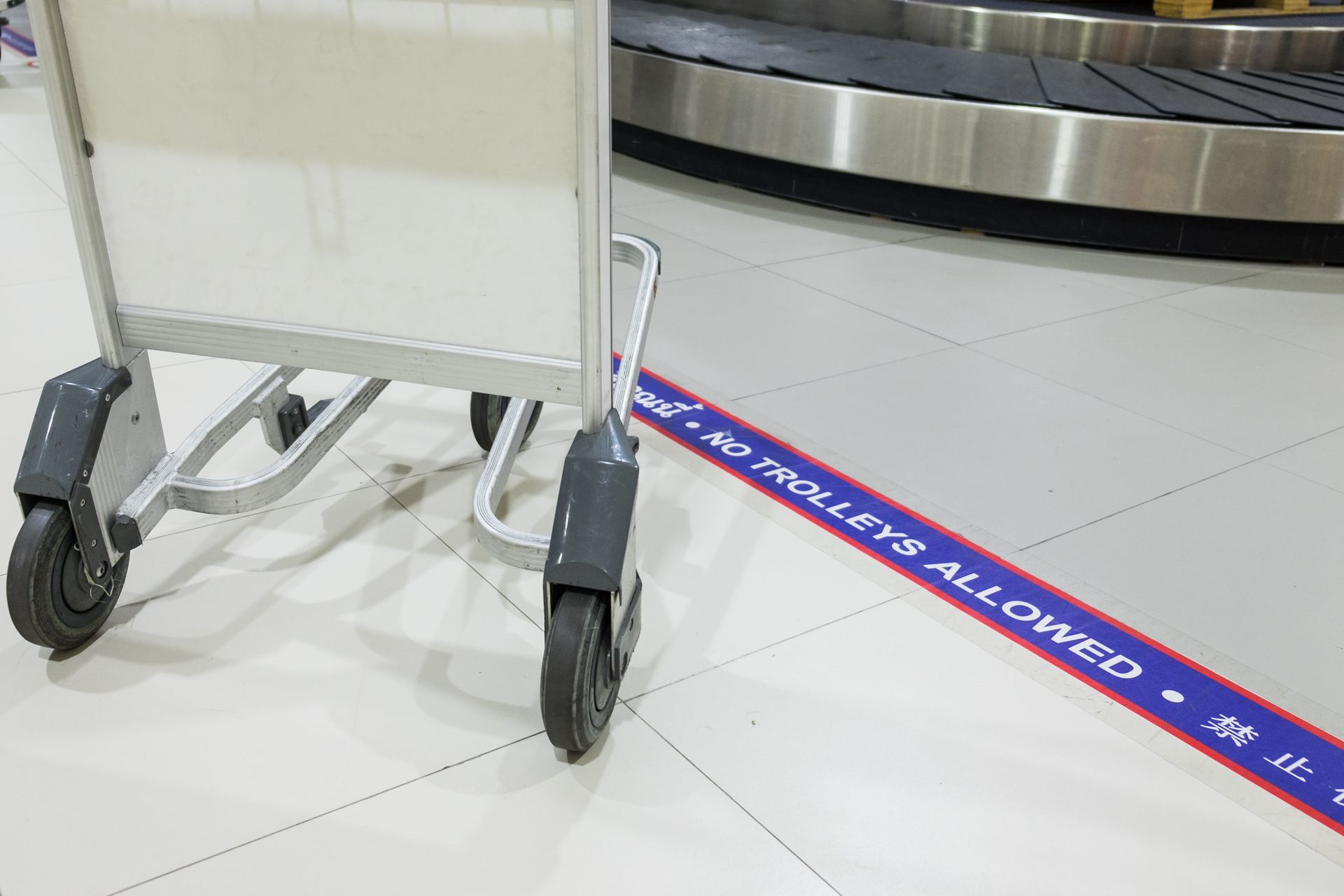 Marquage au sol dans un aéroport.