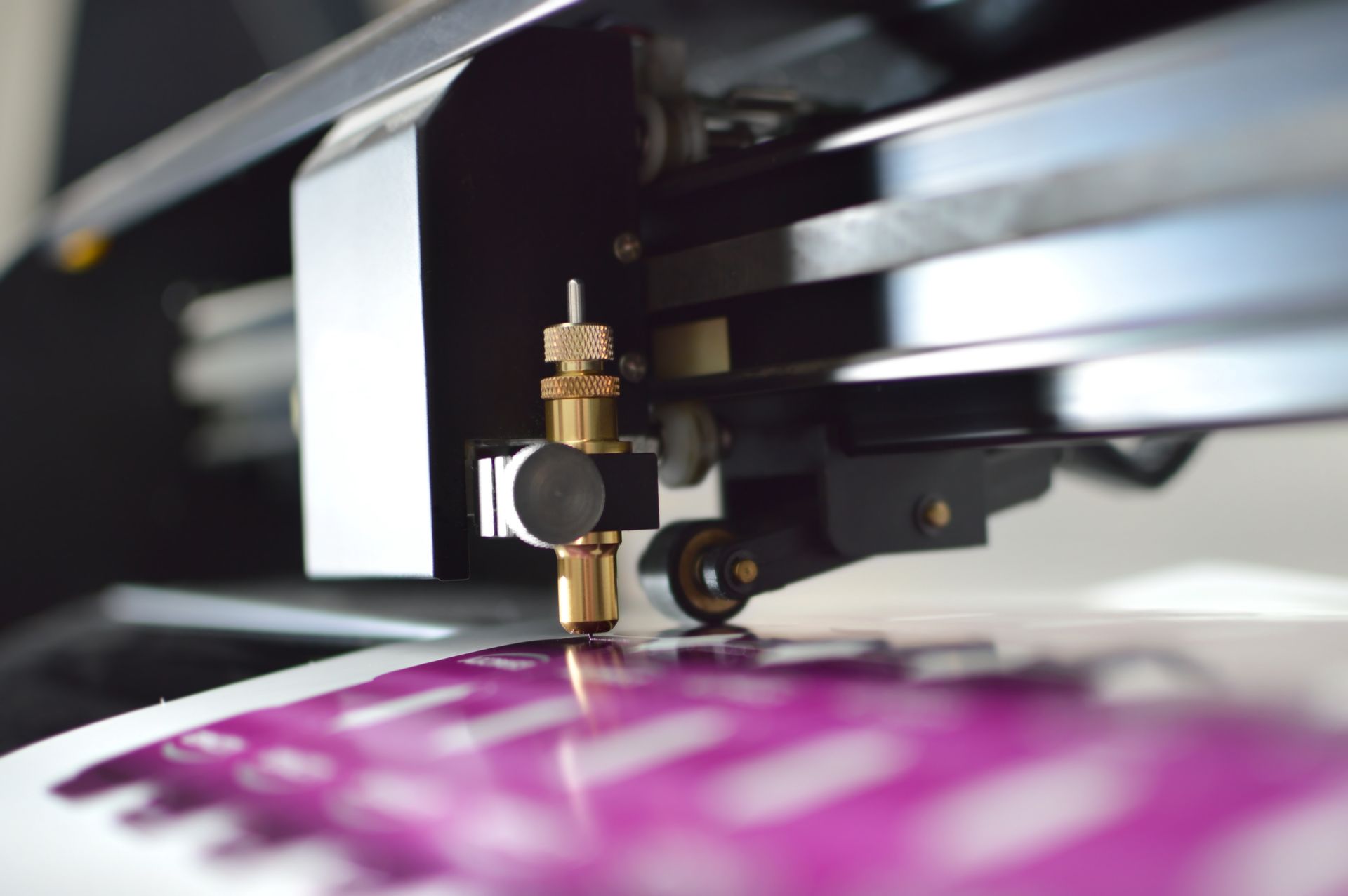 Plotter en pleine découpe du vinyle d'un document violet.