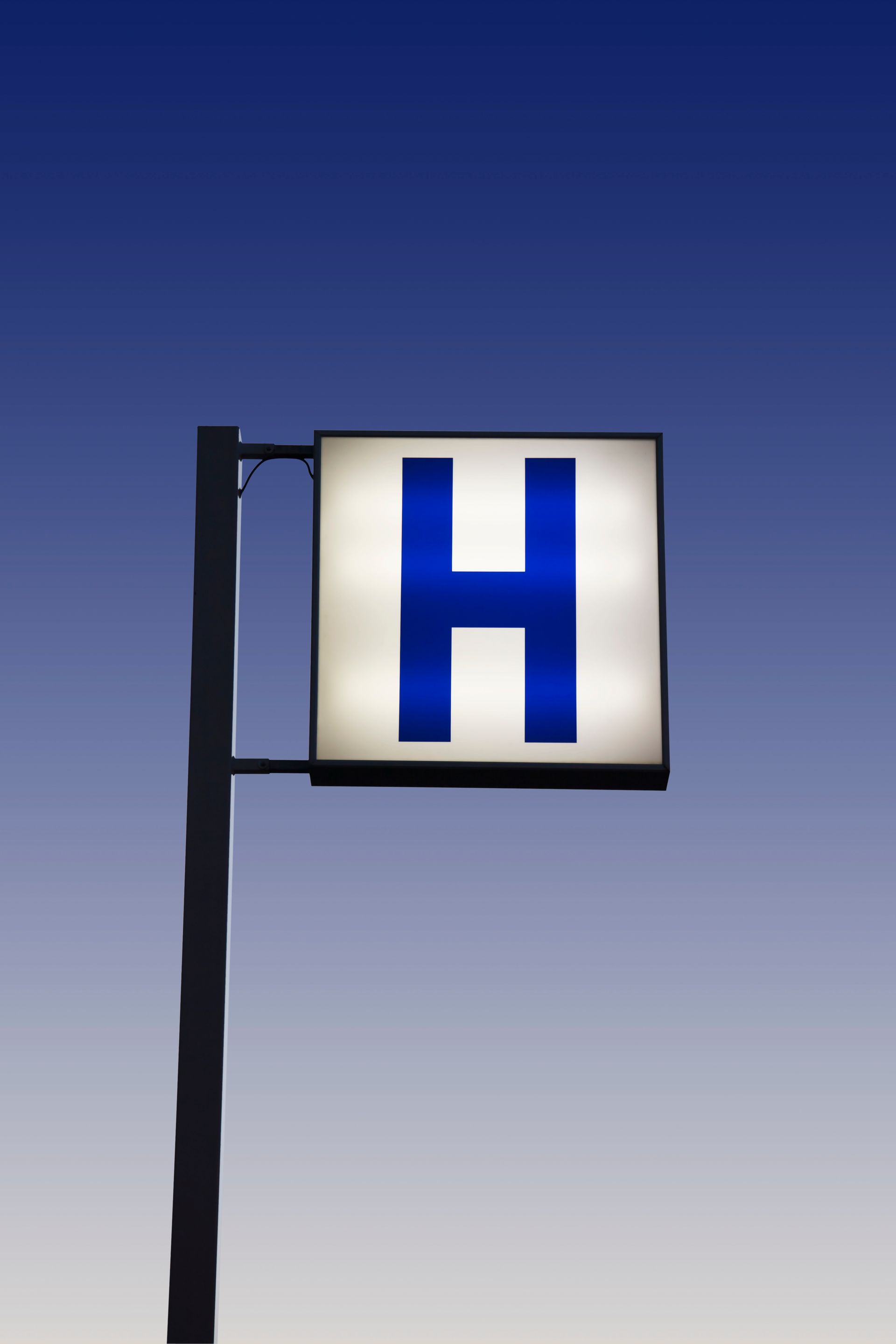 Caisson lumineux pour une enseigne d'hôpital.