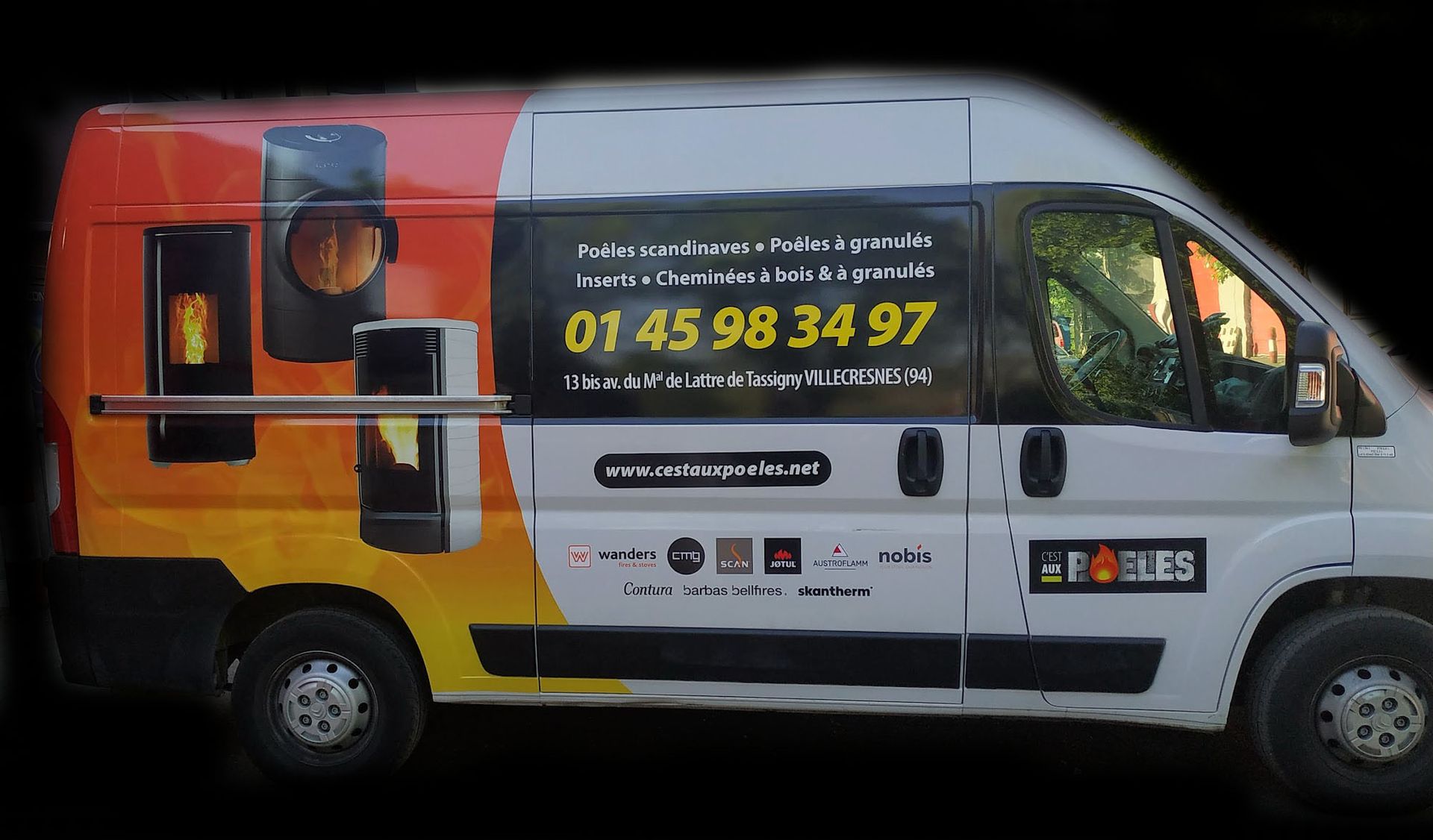 Véhicule floqué orange et blanc.