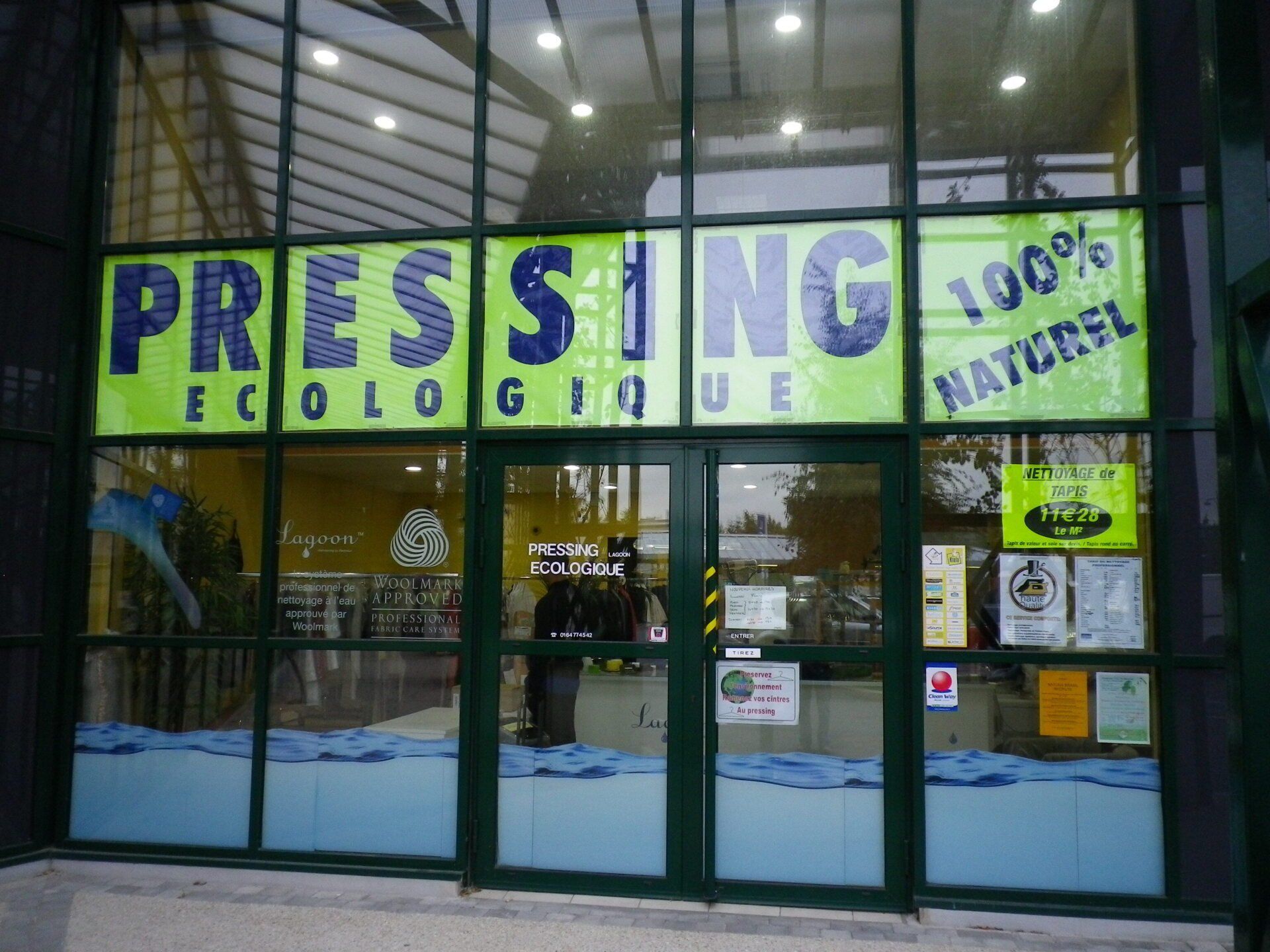Vitrine d'un pressing écologique.