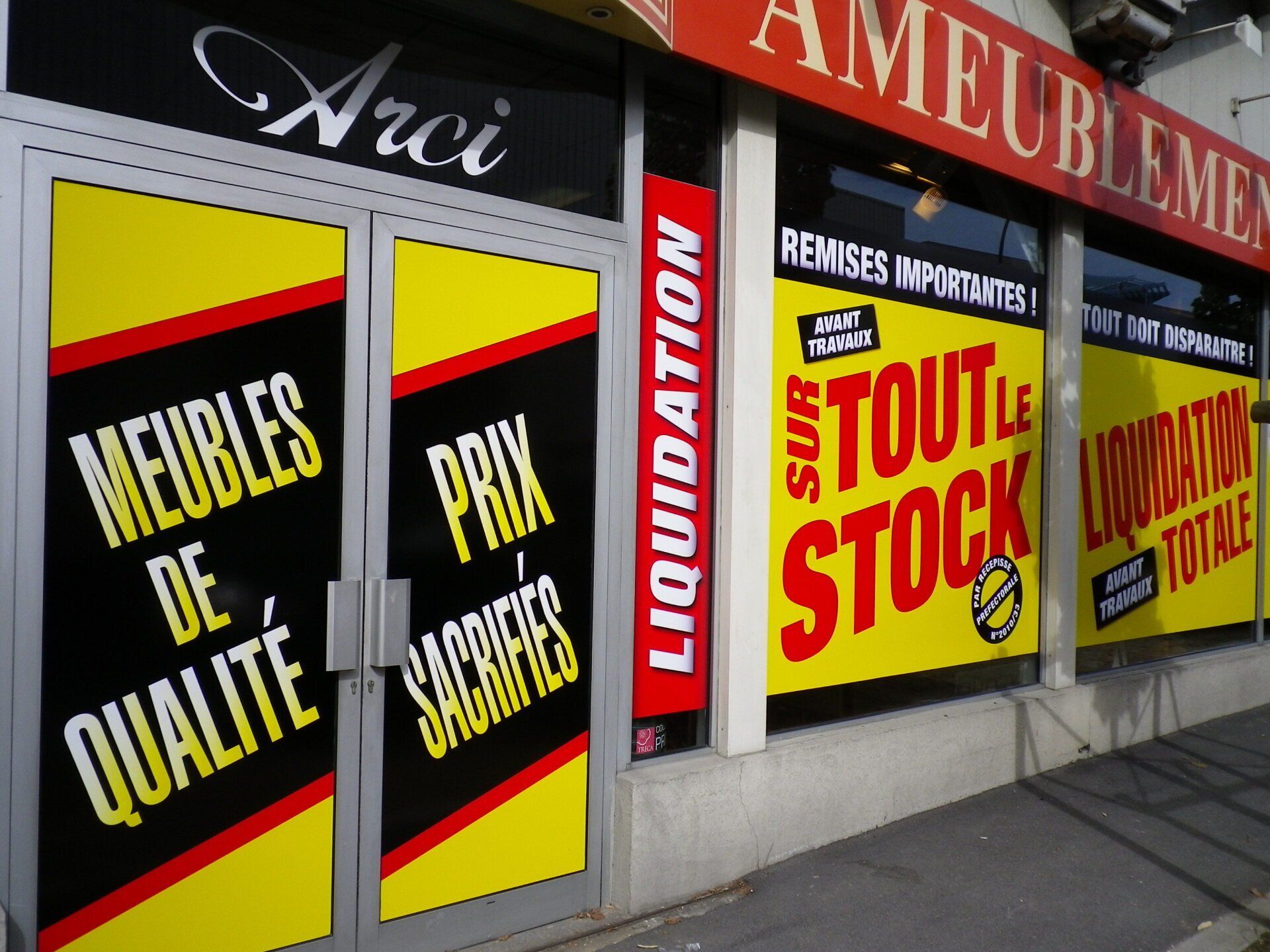 Affiche dans une vitrine pour indiquer un déstockage.