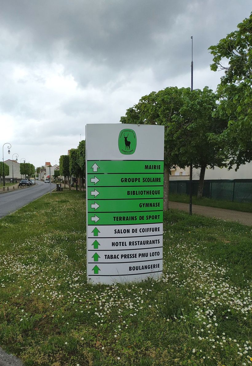 Signalétique extérieure verte et blanche.