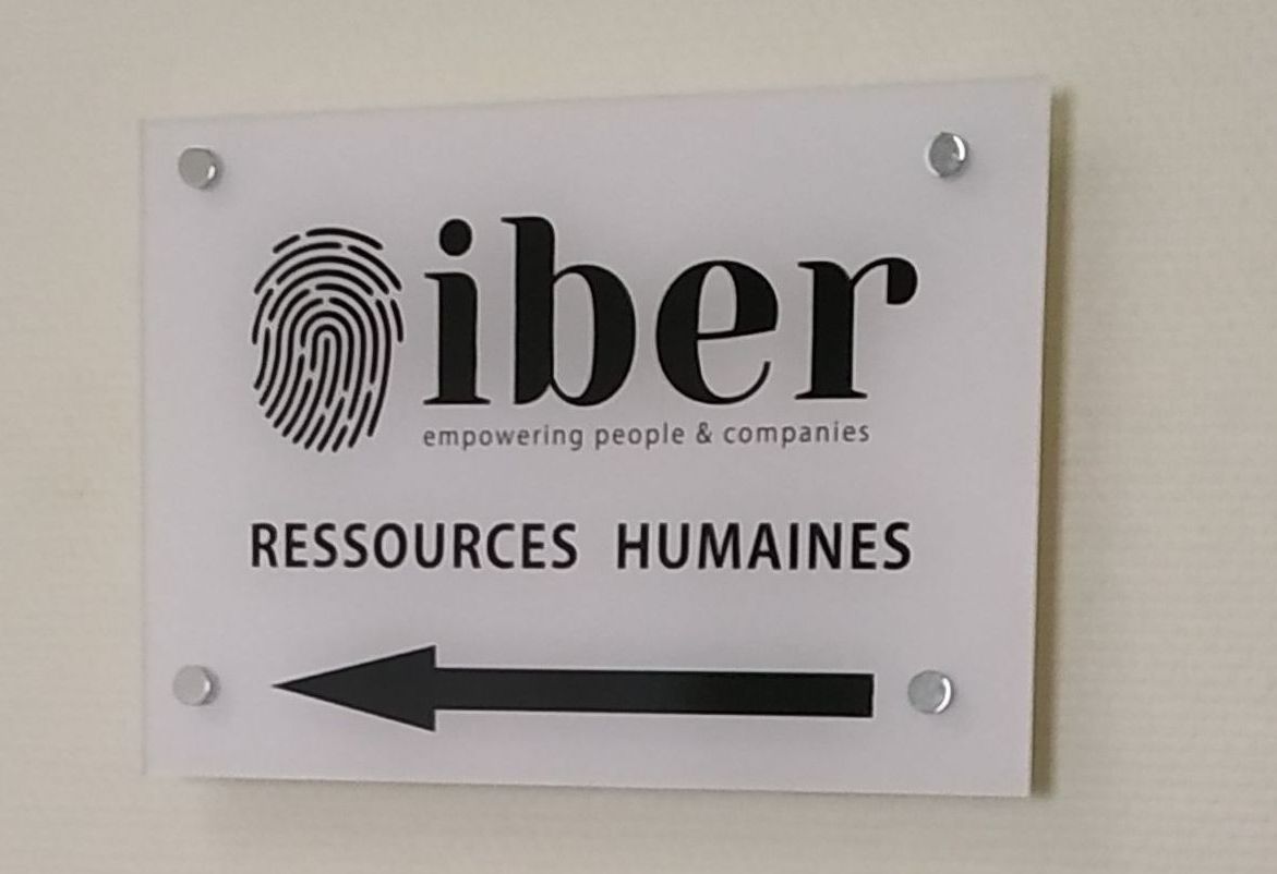 Plaque signalétique extérieure pour rejoindre les bureaux des ressources humaines de l'entreprise iber.