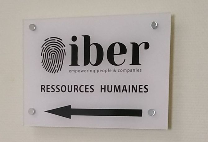 Plaque signalétique extérieure pour rejoindre les ressources humaines de l'entreprise iber.