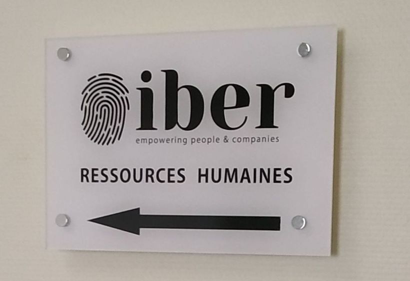 Plaque signalétique extérieure pour rejoindre les ressources humaines de l'entreprise iber.