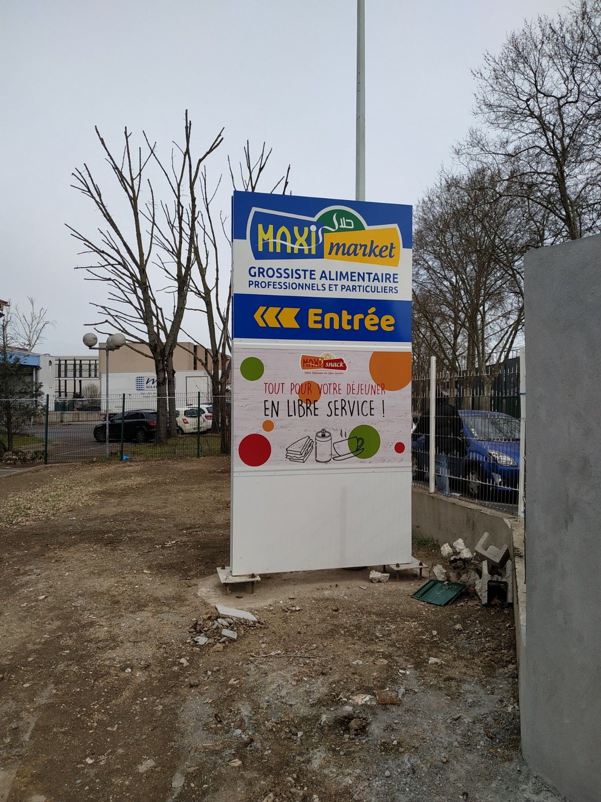 Signalétique extérieure indiquant l'entrée d'un magasin.