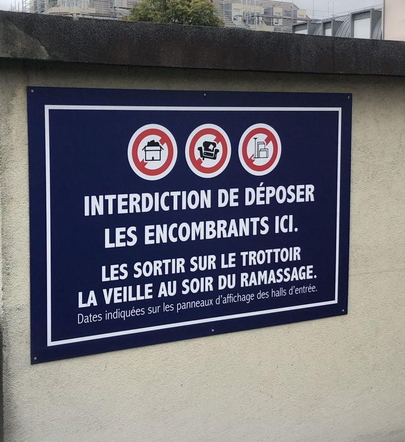 Panneaux de différentes interdictions dans la rue.