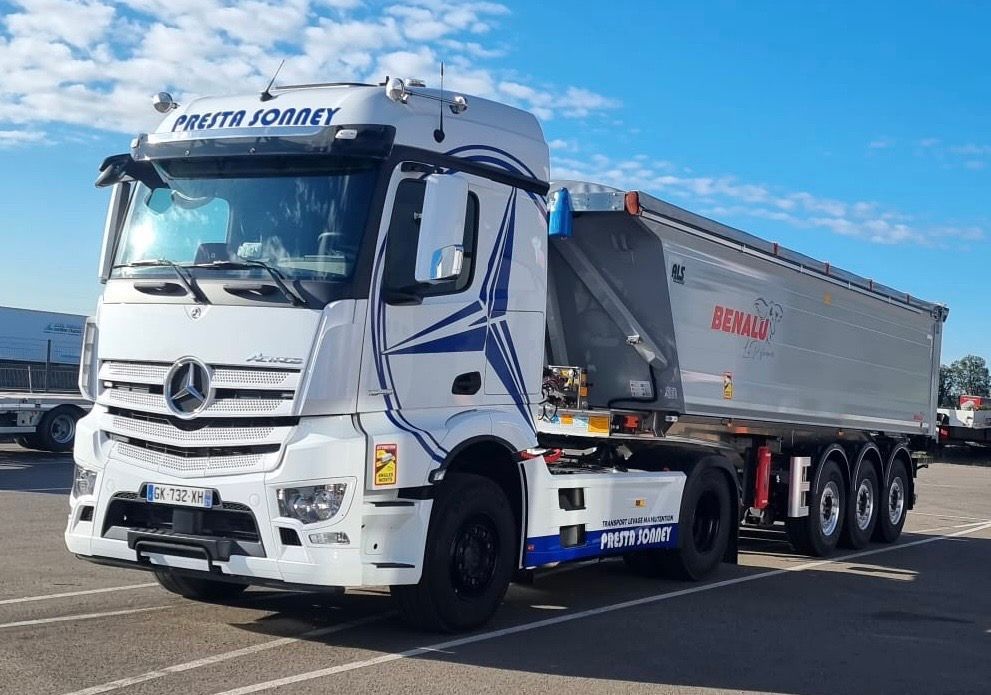 Photo d'un camion-benne blanc et gris