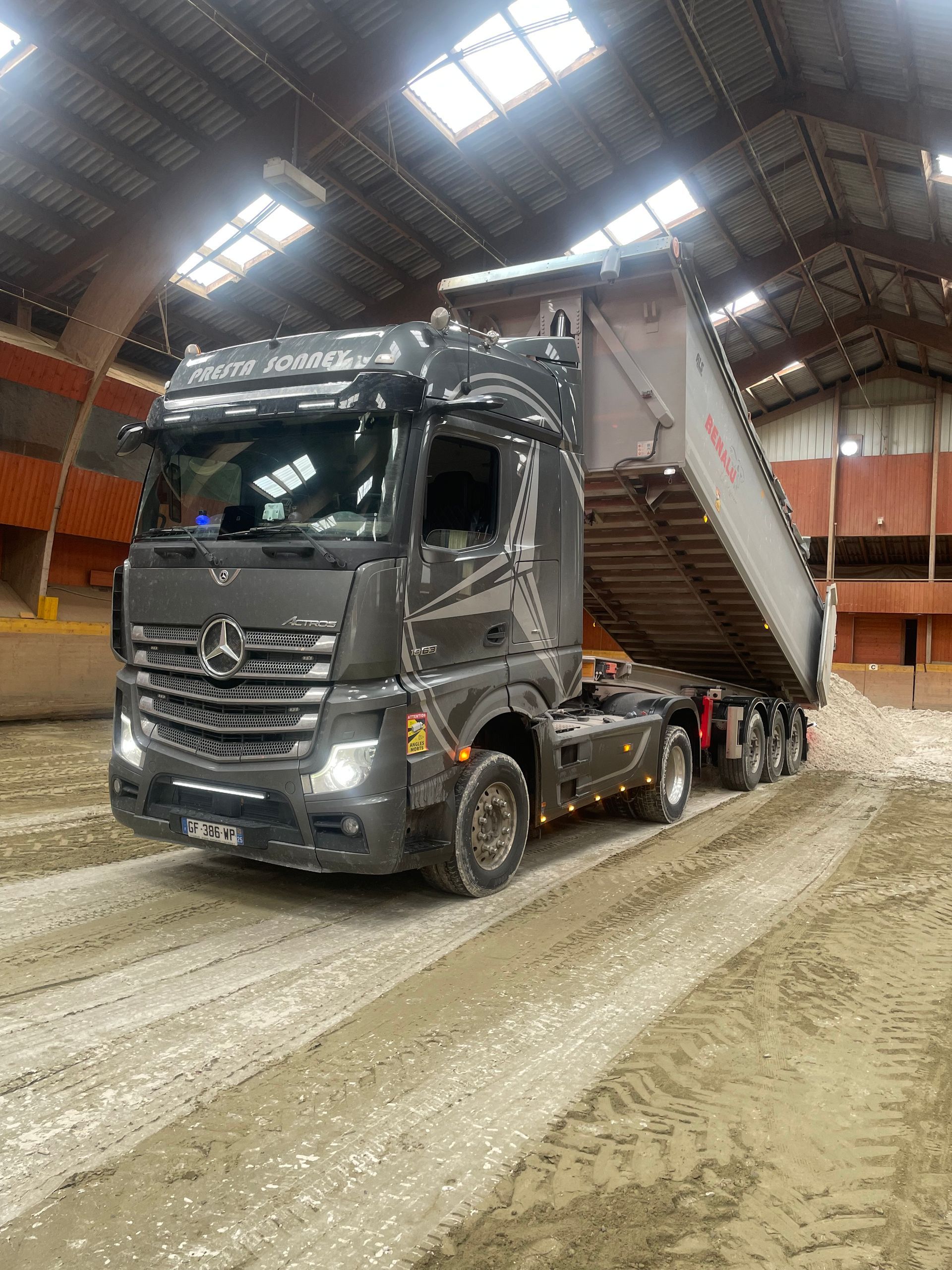 Photo d'un camion-benne noir