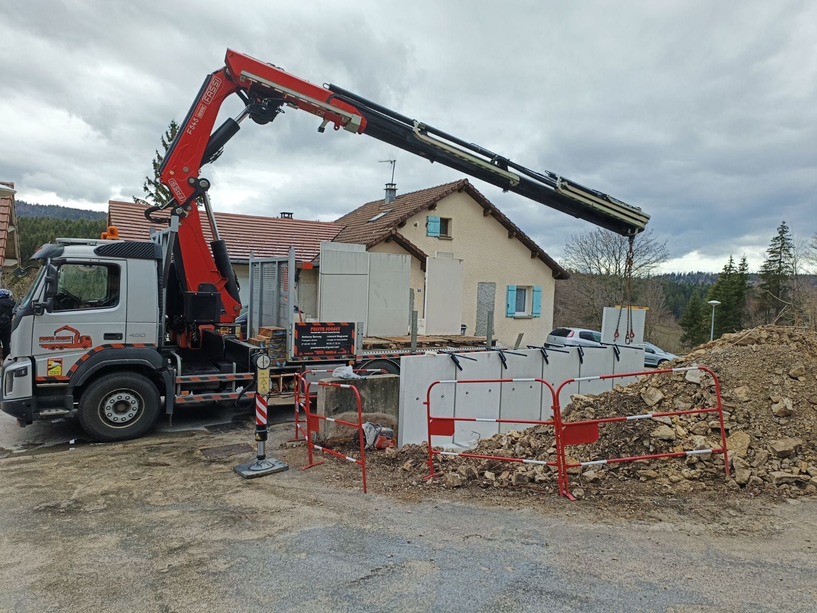 Photo d'une maison en travaux avec un engin de levage