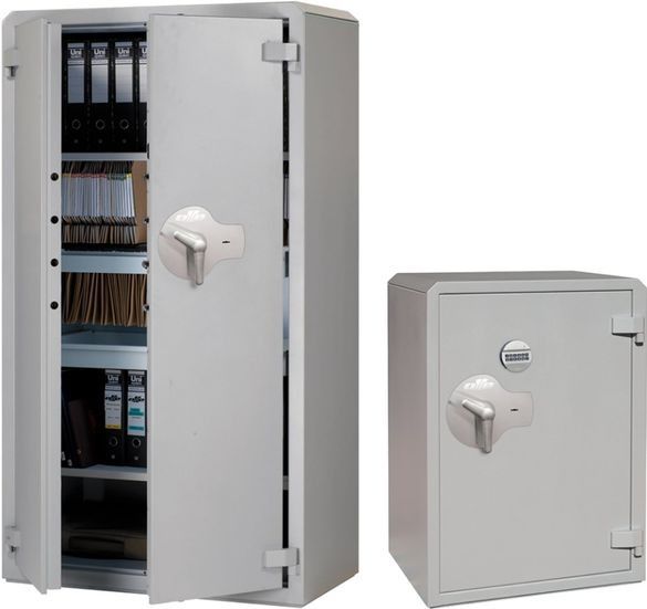 Dos cajas fuertes de seguridad grises, una alta y abierta, la otra pequeña y cerrada, se encuentran una al lado de la otra.